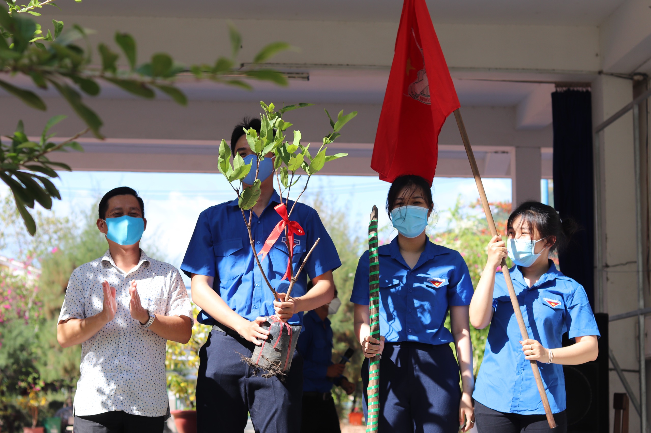 Đồng chí Mai Lê Thủy - Bí thư chi bộ, Hiệu trưởng nhà trường trao tặng cây trồng cho thế hệ trẻ